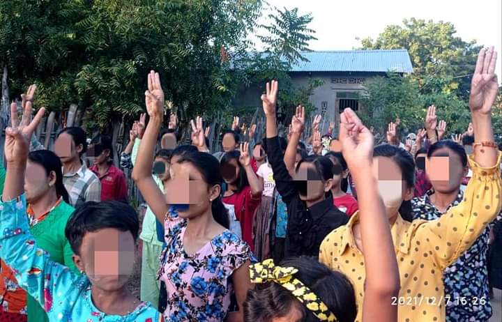 Myaing Basic Education General Strike Committee and residents joining anti-coup march strike this evening.

#Cambodia_RejectTerrorists
#WhatsHappeningInMyanmar
#Dec7Coup