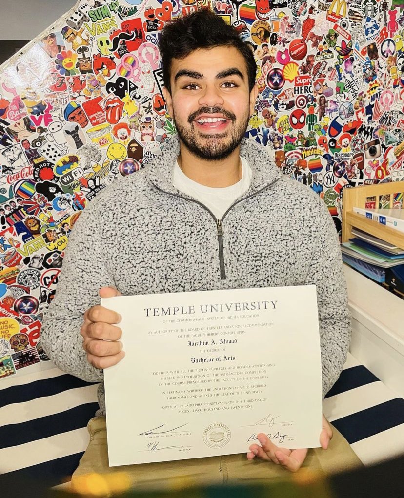 En 2019, un étudiant avait demandé à Lil Uzi Vert de payer ses frais de scolarité d’un montant de 90 000$

Le rappeur a accepté à l’unique condition qu’il valide ses études

Aujourd’hui, Raheel Ahmed est diplômé de son université. 👏