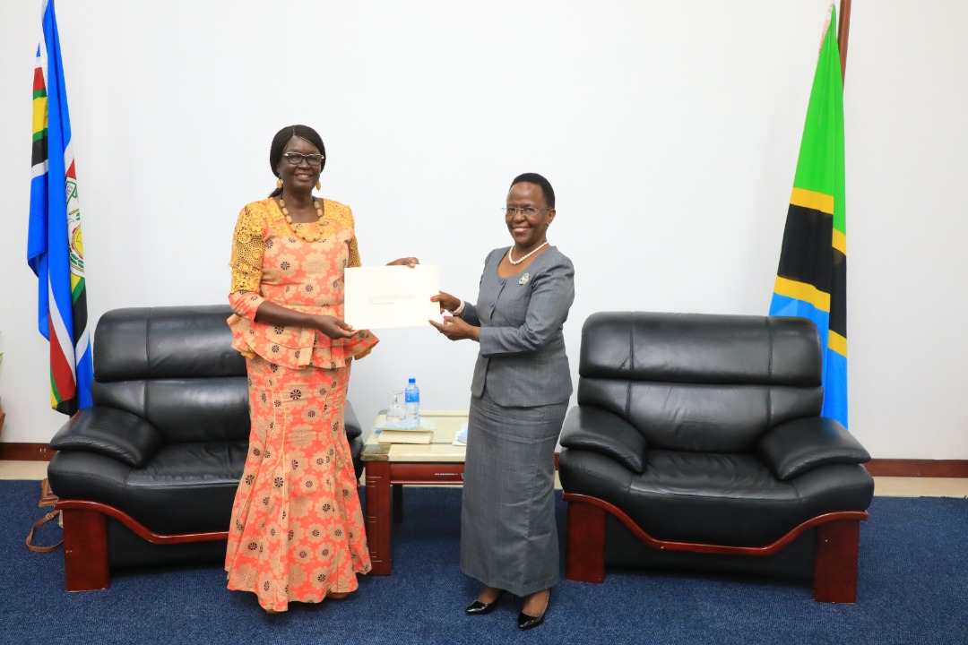 FAOTanzania's tweet photo. The new @FAO Country Representative in #Tanzania, Dr. Nyabenyi Tipo, earlier today presented her credentials to Hon. Amb. Liberata Mulamula, Minister of Foreign Affairs and East African Cooperation.  

Before her latest appointment, Dr. Tipo served as FAO Rep. in Sierra Leone. https://t.co/7KJnpY3cmO