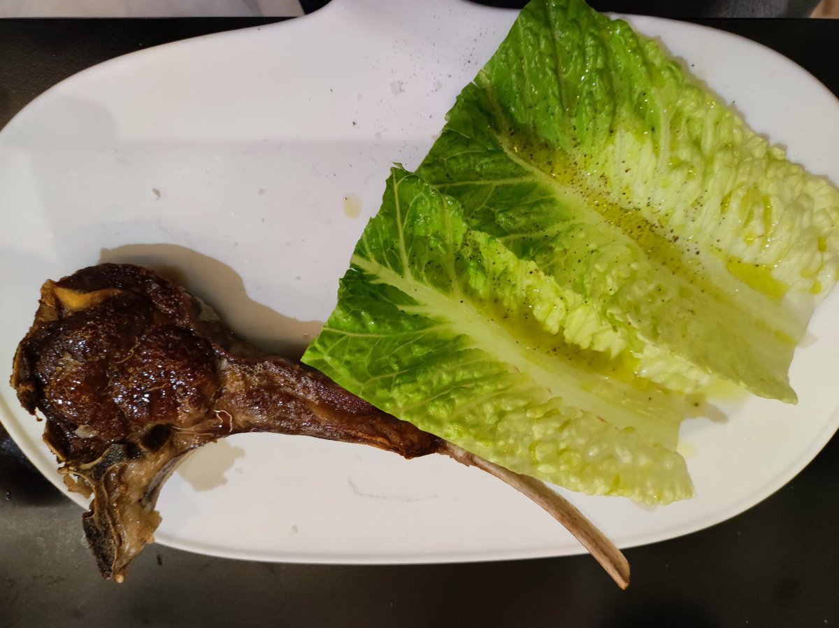 Trufa en papillote, espardeñas con huevo frito, morcilla de Úbeda con brioche, chuleta de mamón de lidia... Sublimación absoluta del producto y la  simplicidad en La Tasquita de Enfrente