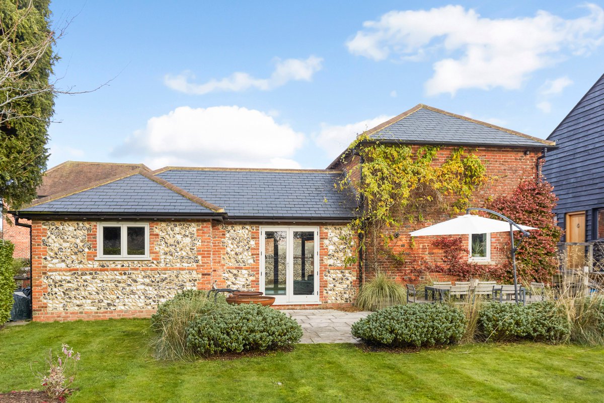 Hamptons_Cats's tweet photo. ⭐️LET INSTRUCTION⭐️

A recently refurbished Grade II listed 2 bedroom barn conversion in Banstead was rented this weekend, and we have applicants registered who missed out. 

Please do call us on 01883 597 000 if you would like a valuation on your property https://t.co/CbBosntLpn