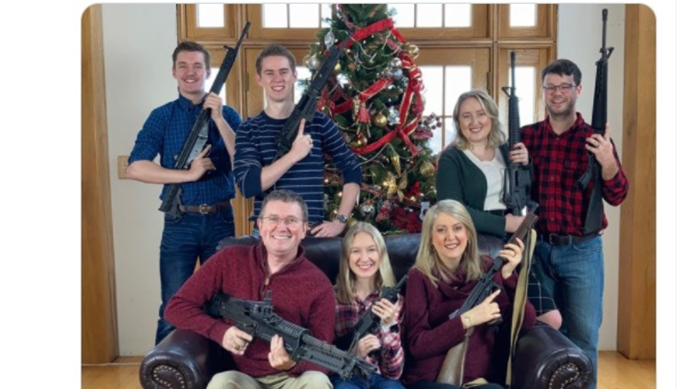 Etter alle reaksjonene mot dette julekortet frister det veldig å posere med våpen til årets julekort. Kanskje jeg kan lure med deler av familien, til og med. Hva tror Twitter?