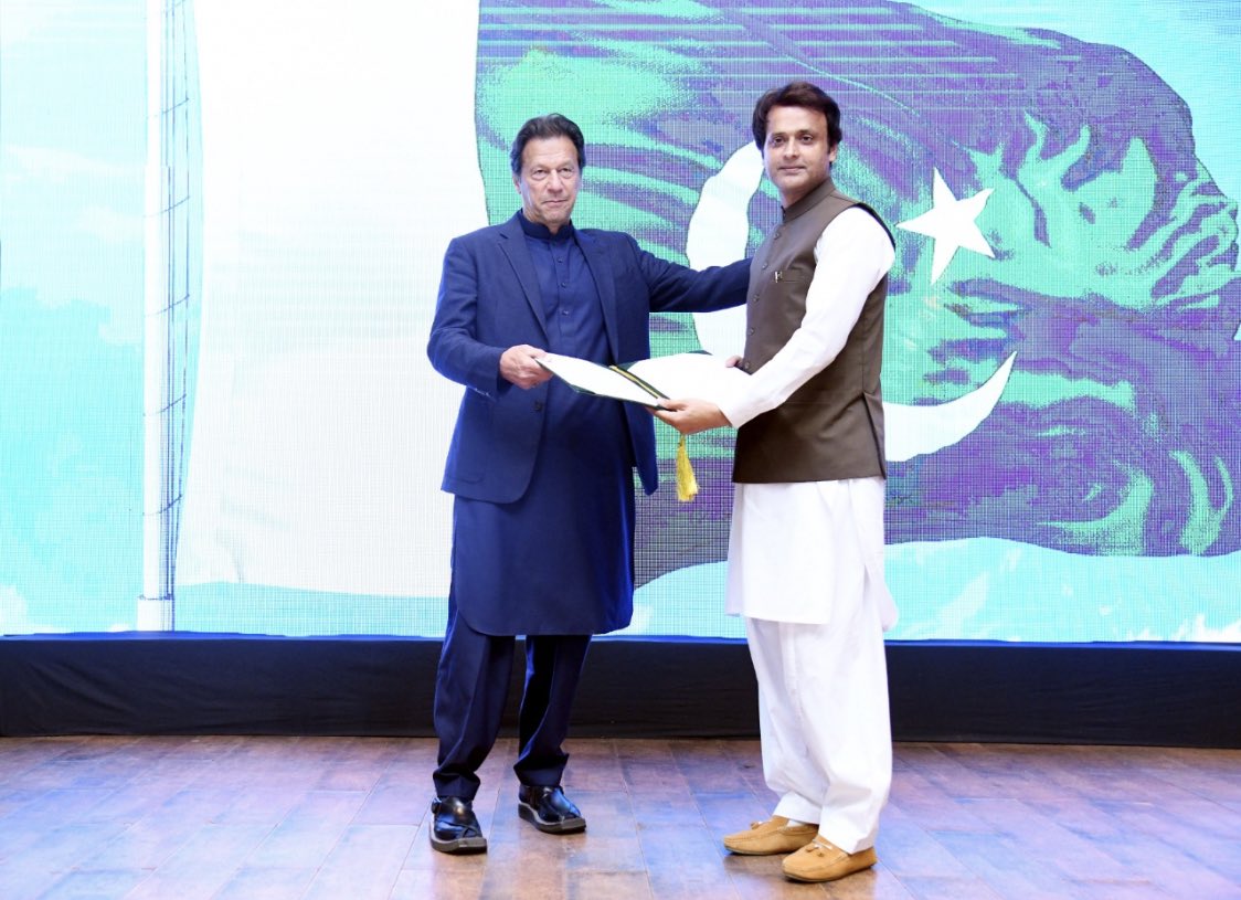 Prime Minister <a href="/ImranKhanPTI/">Imran Khan</a> awarded a certificate of appreciation to #MalikAdnan for the valour he showed to shield #PriyanthaDiyawadana against mob in #Sialkot.