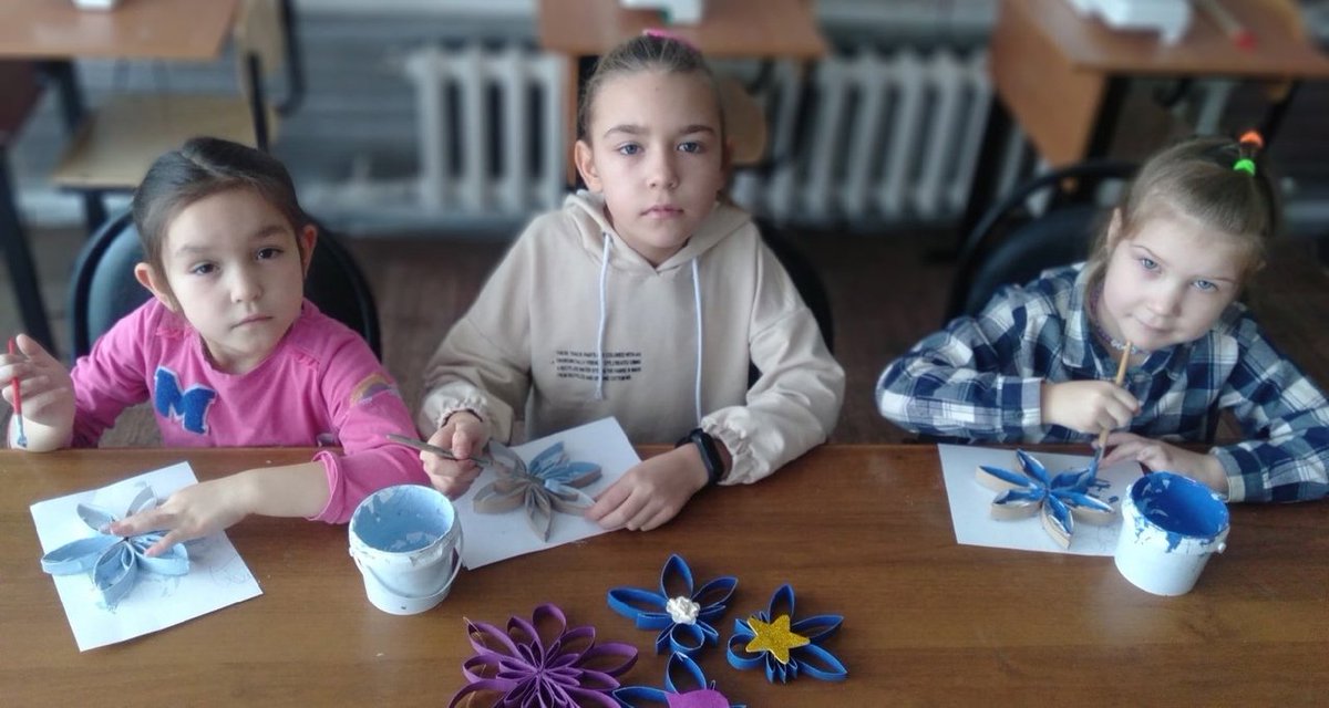 strigo_s's tweet photo. @Tularegion71 @Suvorov_obr 

Новогоднее оформление интерьера - это самый главный элемент подготовки к празднику!
Именно снежинки всегда ассоциируются с Новым годом. Их изготовили обучающиеся группы "Юный дизайнер" объединения "Театр моды "Подиум".

Педагог - Зубарева Н.А. https://t.co/l8yjycgdgv