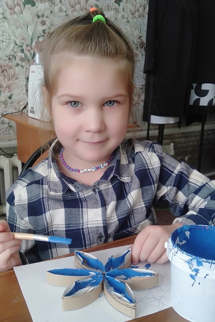 strigo_s's tweet photo. @Tularegion71 @Suvorov_obr 

Новогоднее оформление интерьера - это самый главный элемент подготовки к празднику!
Именно снежинки всегда ассоциируются с Новым годом. Их изготовили обучающиеся группы "Юный дизайнер" объединения "Театр моды "Подиум".

Педагог - Зубарева Н.А. https://t.co/l8yjycgdgv