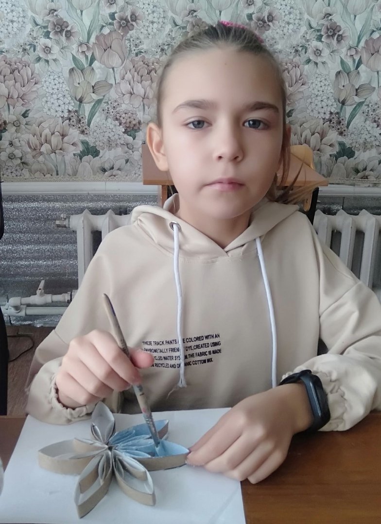 strigo_s's tweet photo. @Tularegion71 @Suvorov_obr 

Новогоднее оформление интерьера - это самый главный элемент подготовки к празднику!
Именно снежинки всегда ассоциируются с Новым годом. Их изготовили обучающиеся группы "Юный дизайнер" объединения "Театр моды "Подиум".

Педагог - Зубарева Н.А. https://t.co/l8yjycgdgv
