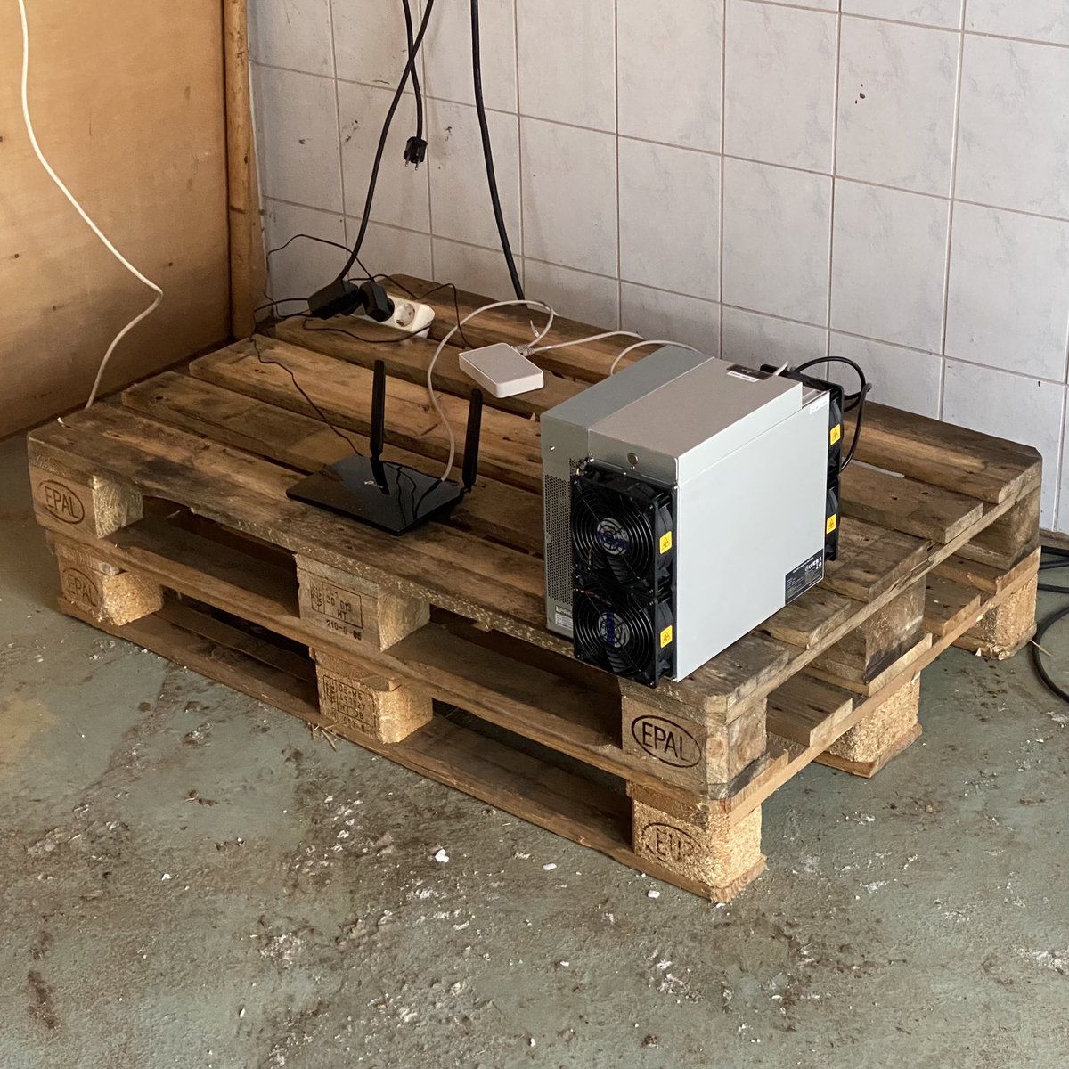 Nevaberrycom's tweet photo. Tier 0 data center in chicken coop and snow. ❄️ -23°C / -10°F https://t.co/8JClQLM2Wa
