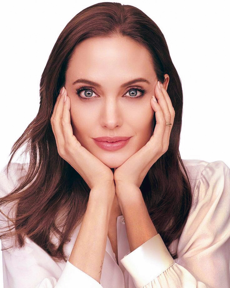 4theRepublicPH's tweet photo. She'll put a spell on you✨ #AngelinaJolie https://t.co/9vXEsDHNE1