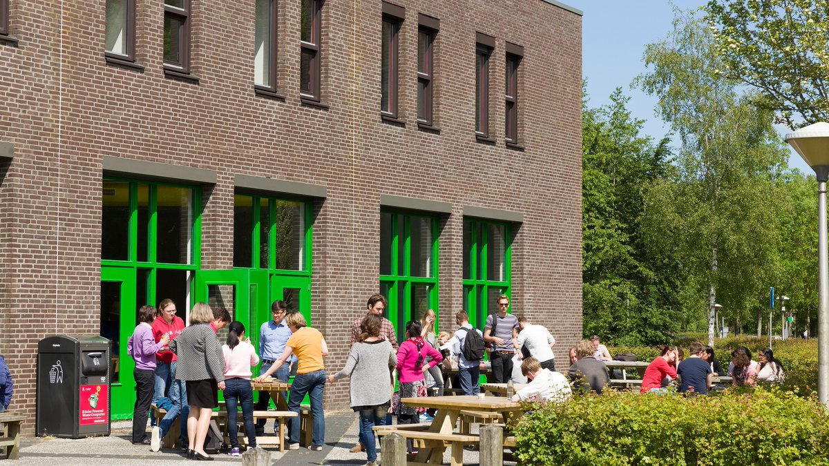 campusgr_'s tweet photo. Interessant onderzoek van @univgroningen en @hanze: Baankansen in het Noorden nemen toe - meer studenten blijven in #Groningen. Job opportunities in the North increase - more students stay in Groningen: https://t.co/g0FKv7D1kE https://t.co/waScOx43yz