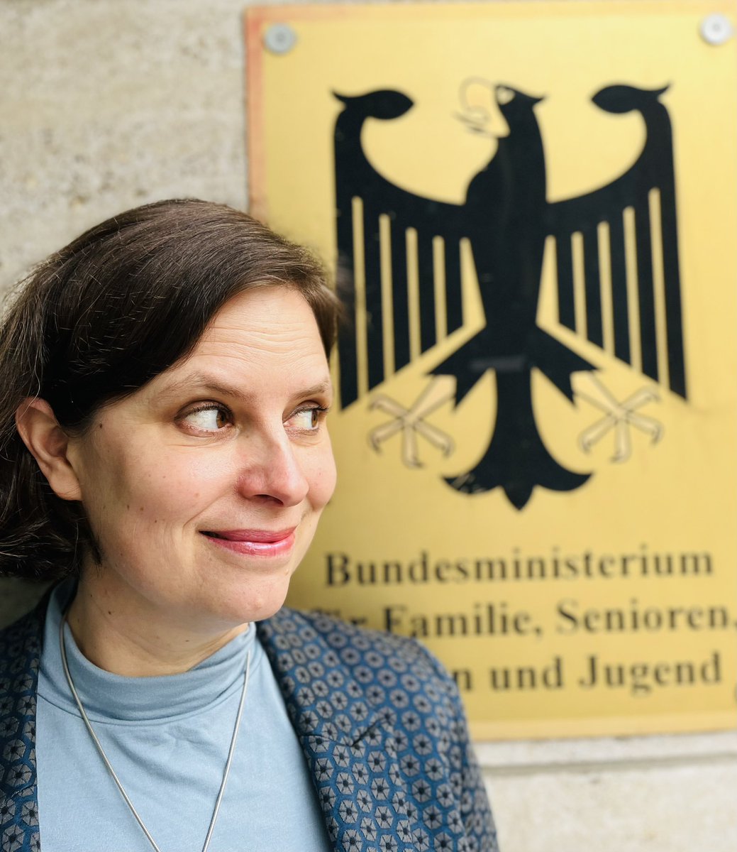 Juliane_Seifert's tweet image. Heute ist nach fast 4 Jahren mein letzter Tag als Staatssekretärin im @BMFSFJ . Es hat mir unheimlich Freude bereitet für @FranziskaGiffey &amp;amp; Christine Lambrecht zu arbeiten. Alles erdenklich Gute und Erfolg für die neue Ministerin Anne Spiegel + neue St’in Margit Gottstein!