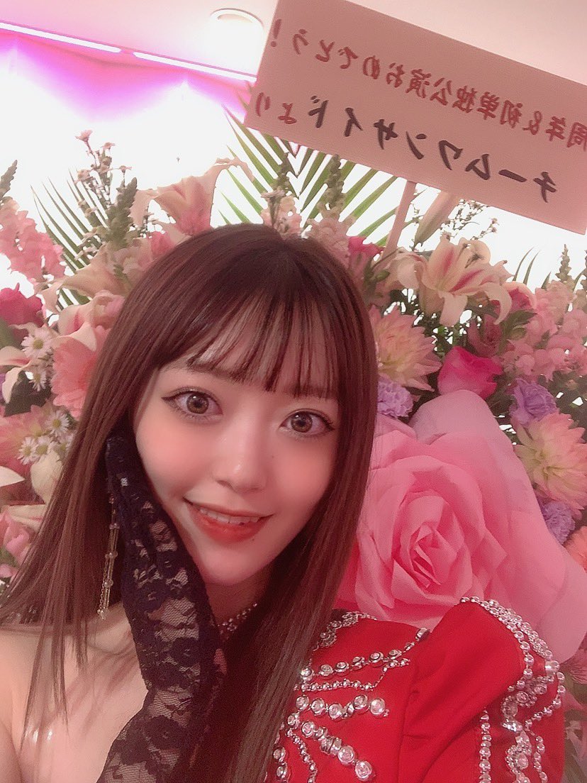 y_airi_0804's tweet photo. 12/19(日)OSGラストライブ🔥
チケット絶賛発売中です💥

🎟 https://t.co/thvOe0M4N1

色んな赤衣装矢新💎🤍
この衣装本当に大好きだった（ ;  ; ）
ラストライブは撫で回してから着る🥺 https://t.co/PxL9sE7P7n