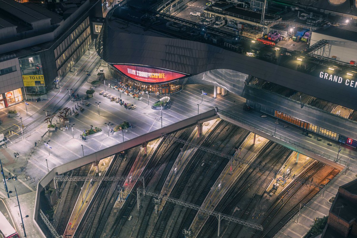 📸 We’re taking a few minutes out at lunchtime to have yet another browse through @ross_jukes’ incredible photographs of Birmingham’s skyline from our balcony: rossjukesphoto.co.uk/photographyblo…