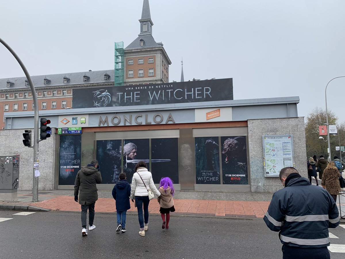 La serie de <a href="/NetflixES/">Netflix España</a> <a href="/TheWitcherUnive/">Universo The Witcher</a> está a la caza de bichos en el Intercambiador de Moncloa. Las espadas más carga el brujo