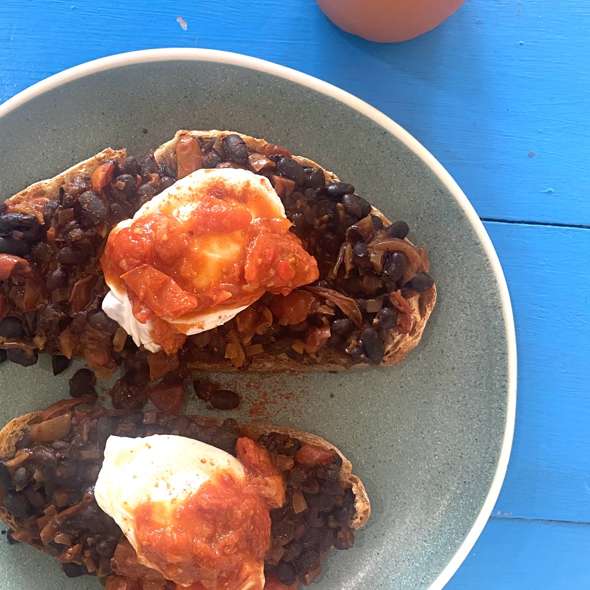 Thrivecafe_'s tweet photo. Brunch for lunch anyone?! 

We’re serving our signature home made mexican beans on our lunch all this week 🙌

Slow cooked black beans in our tomato based sauce, topped with free range eggs &amp; mexican salsa.. all served on Novak sourdough bread. https://t.co/uC0EPg2LE4