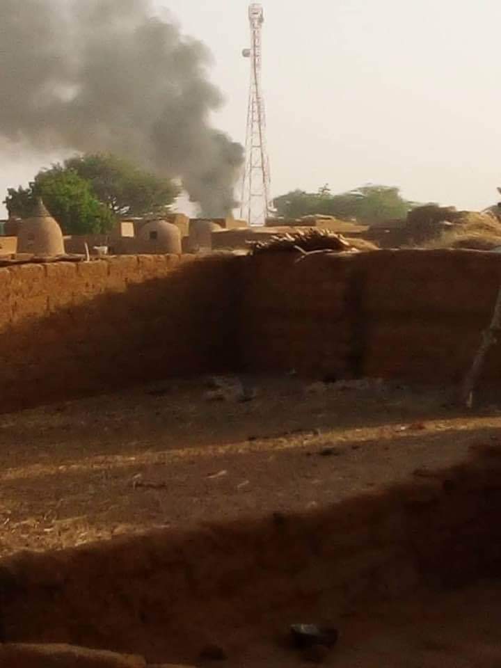 AhmadouAtafa's tweet photo. #Niger :
Ce mardi 7 décembre 2021, des terroristes ont fait irruption dans le village de #Adoua (commune rurale de #Tebaram, région de #Tahoua) où ils ont saccagé le réseau de communication. Aucun bilan officiel n'est disponible pour le moment. https://t.co/IECRuzn3RG