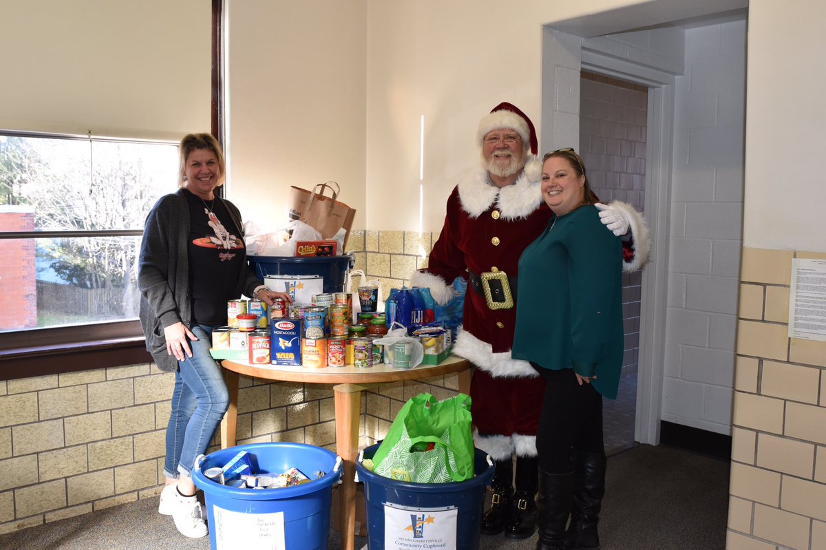 MyAgentShannan's tweet photo. Another successful Pictures with Santa.  Thank you to all the families who attended and made a donation to NGCC.  #OurStateFarm #100ActsOfGood #GoodNeighbor #StateFarm https://t.co/OGyt90q00j