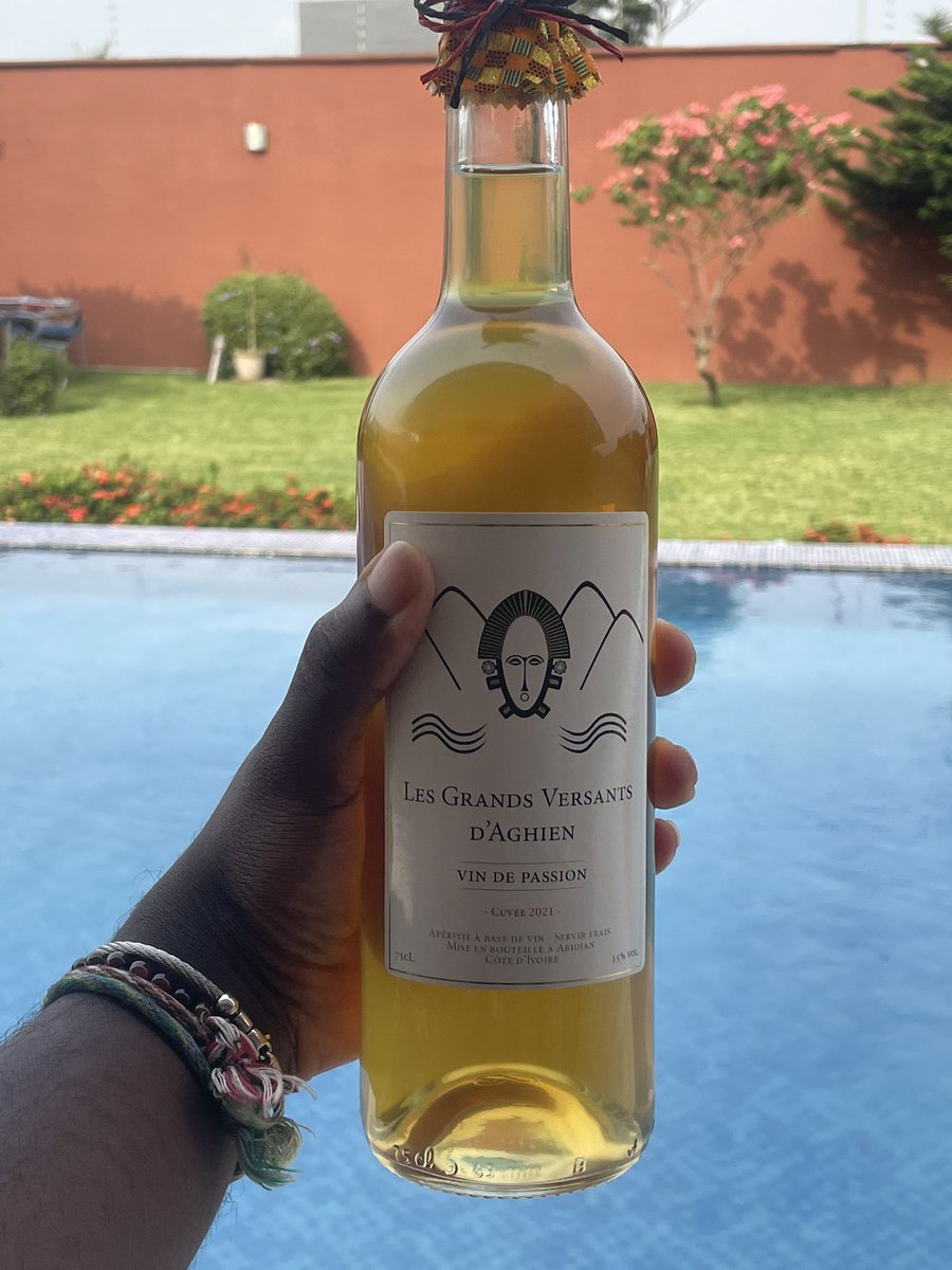 OnlyGodKnow's tweet image. Je vends des apperitifs à base de vin ( ABV ) fait en Côte d’Ivoire. Ce sont des bouteilles de 75 CL avec une teneur en alcool de 15%. ( Oui ça gninin  mais c’est tres sucre donc vous ne verrez pas ça venir ) À boire frais et/ou avez des glaçons. 10 milles la bouteille.