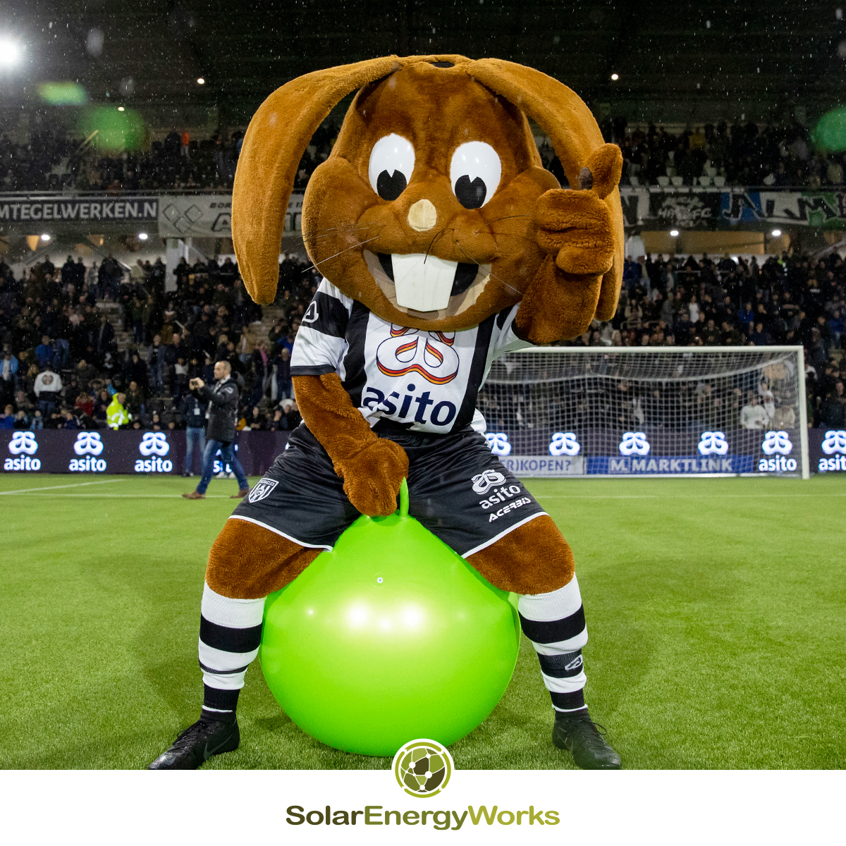 works_solar's tweet photo. Ruim 2.000 Euro opgehaald tijdens @HeraclesAlmelo - @AFCAjax 🙏
Het opgehaalde bedrag wordt ingezet voor de realisatie van een speelgoedbus waarmee kinderen in de regio voorzien kunnen worden van sportartikelen en speelgoed.
#speelgoed #speelgoedbank #heracles #ajax https://t.co/Mf4UsEkMrw