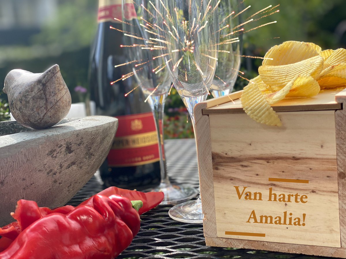 letsmeetch's tweet photo. Van harte Amalia 🥂
Een #borrelplankchallenge doen? #blijfthuis #blijfgezond en ‘daag’ #familie en #vrienden uit; wie maakt de mooiste, creatiefste of gewoon de lekkerste #borrelplank. Het maakt de afspraak direct een 🍾 feest. @koninklijkhuis https://t.co/aynvewiiwL