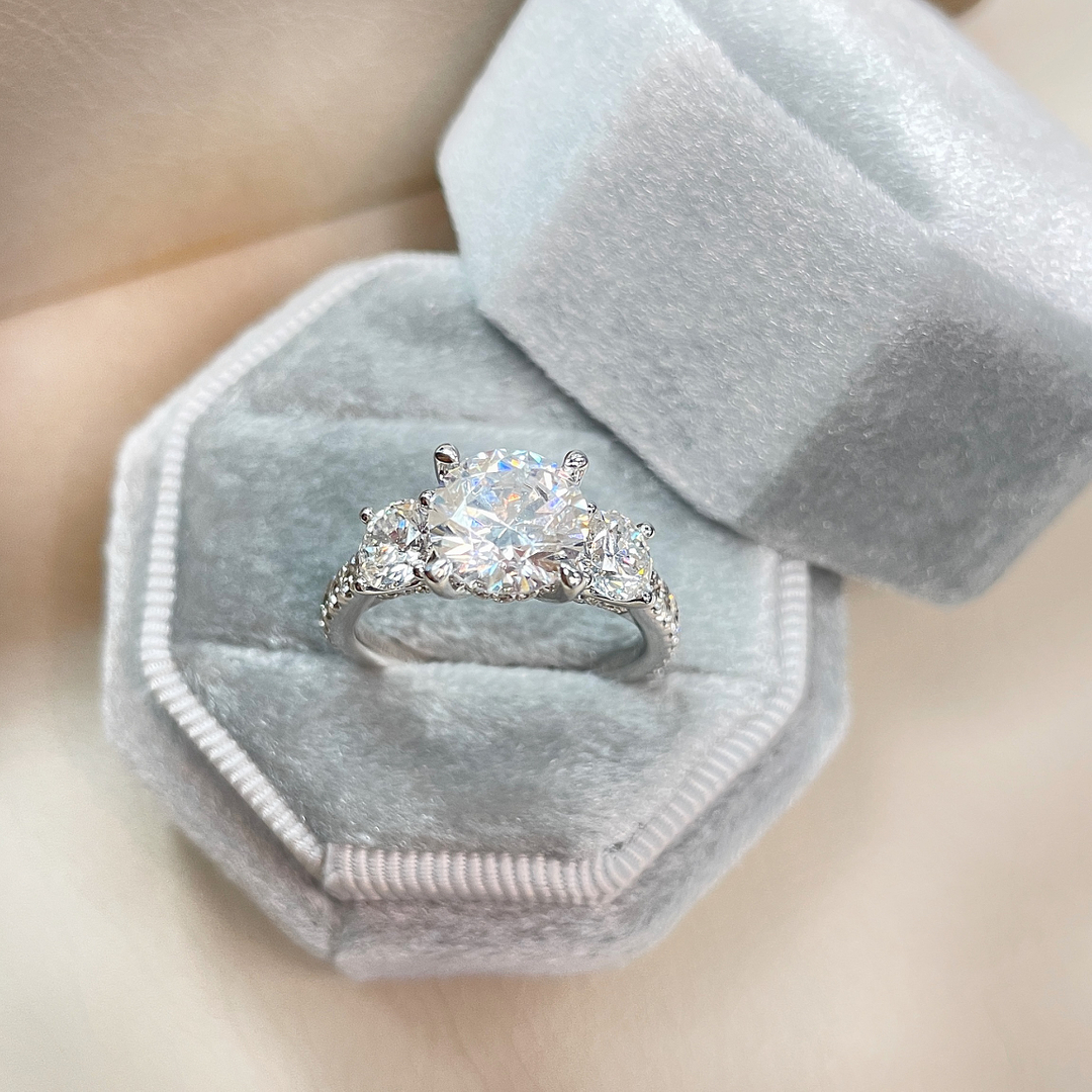 GoldsmithJewel1's tweet photo. 🙋‍♀️ If getting engaged is on your wishlist this year! 💍🎄 https://t.co/fCIh5dNdyt