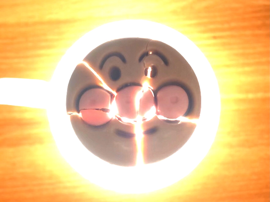 割れたアンパンマンチョコをライトで照らしたら 自爆直前のビックバンマンになったw 話題の画像プラス 割れたアンパンマンチョコをライトで照らしたら 自爆直前のビックバンマンになったw 話題の画像プラス