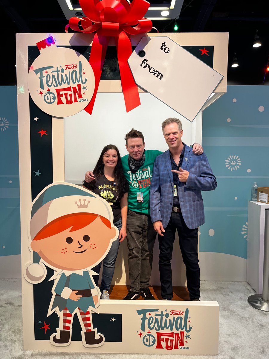 LegoBrickbaron's tweet photo. It was great meeting Mike Becker last weekend at #Eccc2021!! It was really cool to get to show him my #LEGO version of the #Funko store! @emeraldcitycomiccon was so much fun!
#FestivalofFun #FunkoECCC @OriginalFunko #FunkoPop #LEGOPhotography @VanCityLil #PaulHetheringtonArtist https://t.co/AMI8VljETs