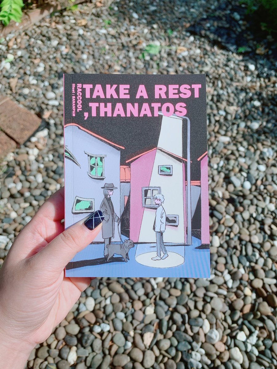 mnysbooks's tweet photo. วันหยุดของธานาทอสจะไม่เงียบเหงาอีกต่อไป แค่พาน้องหมาสามหัวไปเดินเล่นก็ได้เจอกับคนที่จะทำให้วันหยุดครั้งหน้าไม่ต้องไปทะเลคนเดียว เจอนาวาร์ก็คือสดใสสุดๆ น่ารักน่าเอ็นดูมีพลังบวกรอบๆ ธานาทอสก็คือหวงเก่งบ่นเก่ง ปากว่ารำคาญแต่มือยื่นเข้ามาช่วยละนะ 😏

#อย่าไปทางนั้น #raccool https://t.co/93GHIaIrHL