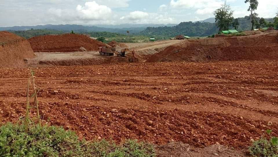 Sumyat4700's tweet photo. In Kachin State,Sumpara bom tsp, Jarayan vlg,there are large-scale gold mining by 6 companies using heavy machinery &amp; over 140 acres have been used w/o giving any compensation to locals who're now fleeing due to battles. #Dec7Coup  #WhatsHappeningInMyanmar https://t.co/BU1f3ujJs7