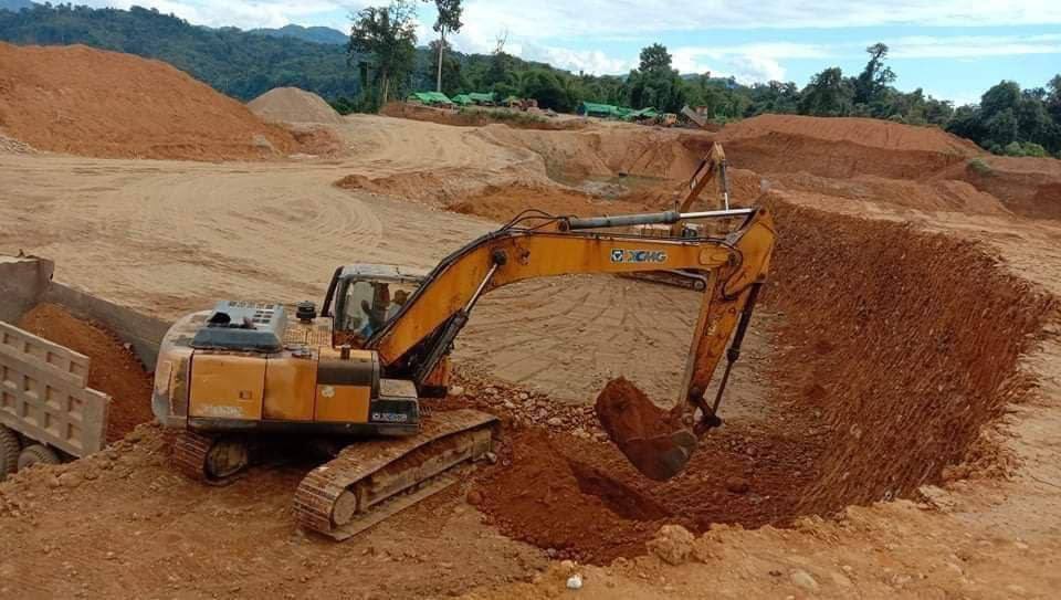 Sumyat4700's tweet photo. In Kachin State,Sumpara bom tsp, Jarayan vlg,there are large-scale gold mining by 6 companies using heavy machinery &amp; over 140 acres have been used w/o giving any compensation to locals who're now fleeing due to battles. #Dec7Coup  #WhatsHappeningInMyanmar https://t.co/BU1f3ujJs7