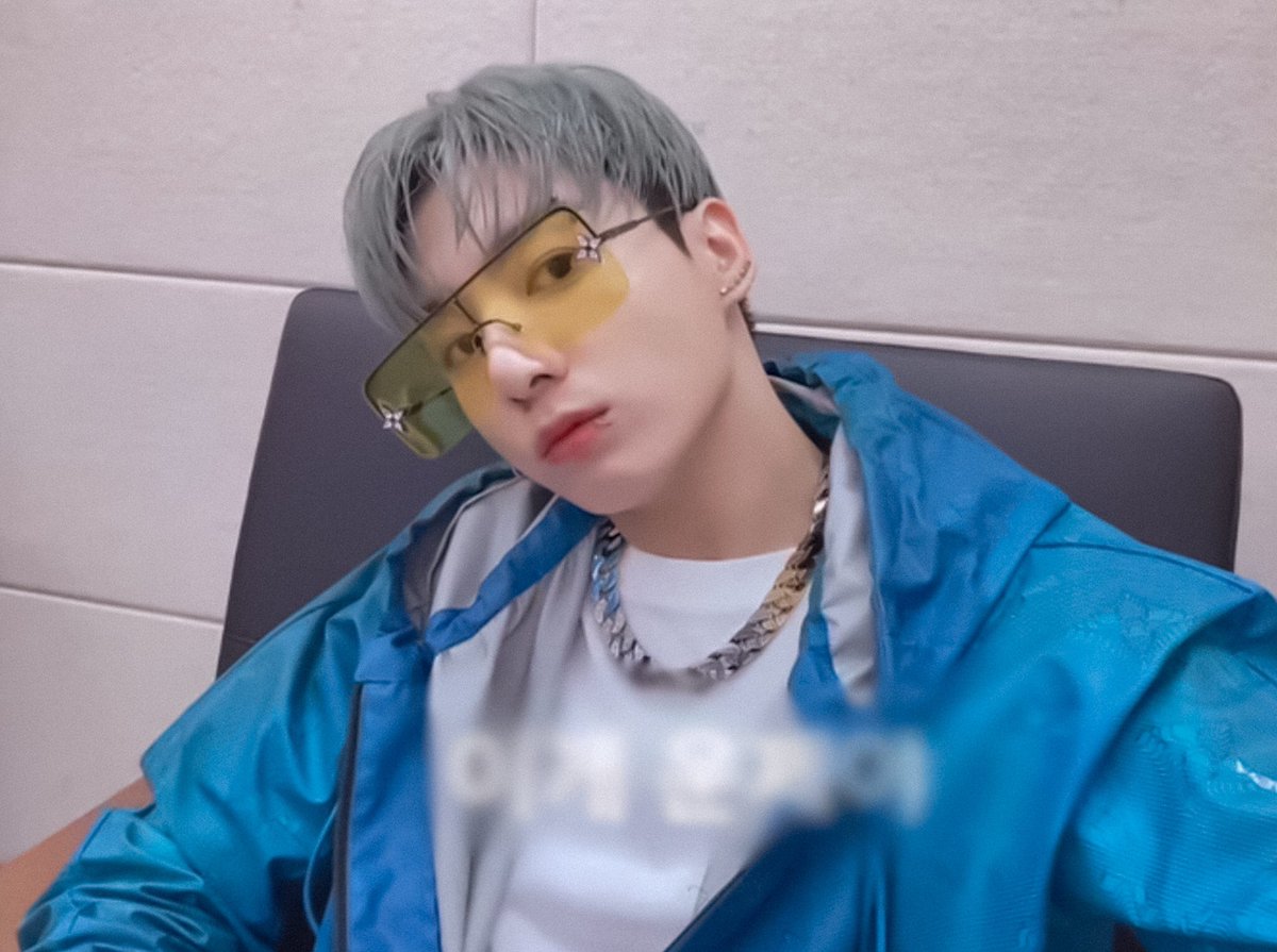 koosweetner's tweet photo. ainda estou tentando processar o fato dos meninos terem contas individuais e estarem enchendo de mimos e montando seus feeeds de acordo com suas personalidades, estou completamente obcecada por essas selcas lindas do taehyung, namjoon, jungkook e hoseok, eu acho que vi o paraíso https://t.co/ZmujQ4R36Y