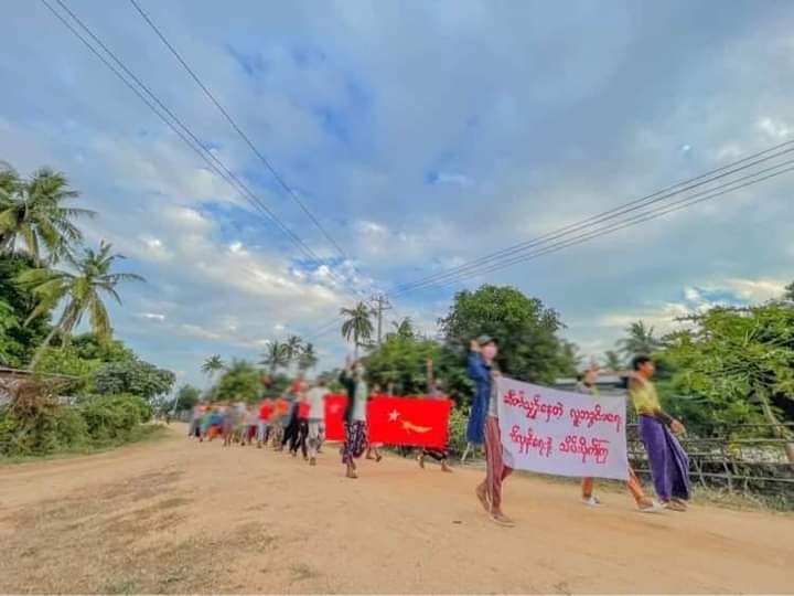 thirikn's tweet photo. This evening, revolutionary forces in Sagaing's #Taze township marched on the streets to overthrow the murderous dictatorial regime.

#Cambodia_RejectTerrorists
#Dec7Coup 
#WhatsHappeningInMyanmar https://t.co/OxExeHCzpR