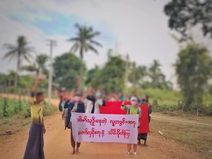 thirikn's tweet photo. This evening, revolutionary forces in Sagaing's #Taze township marched on the streets to overthrow the murderous dictatorial regime.

#Cambodia_RejectTerrorists
#Dec7Coup 
#WhatsHappeningInMyanmar https://t.co/OxExeHCzpR