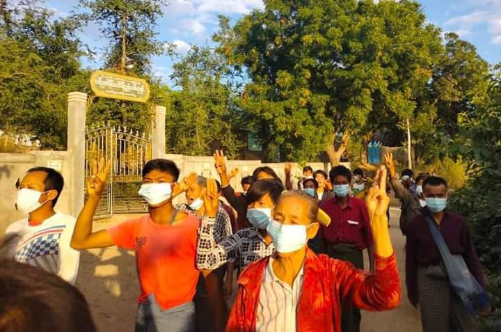 Sumyat4700's tweet photo. A large crowd of villagers marched in the western part of Yinmarpin Tsp in support of the NUG today. #Cambodia_RejectTerrorists #Dec7Coup #WhatsHappeningInMyanmar https://t.co/G6adrGVPUl