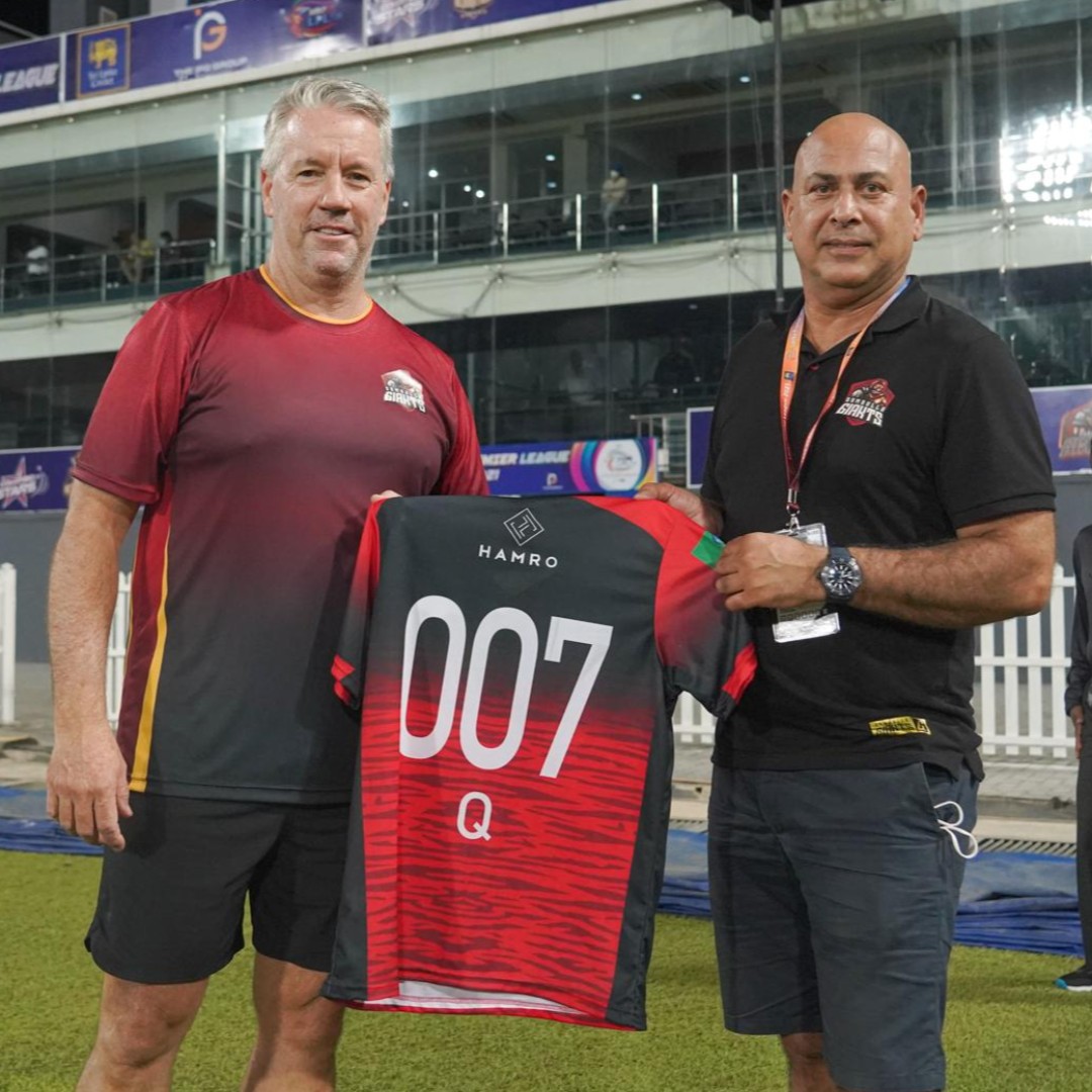 Q_KhanOfficial's tweet photo. Great to have the #LPL2021 season up and running, I can’t wait to see how @DambullaGiants play through the rest of the tournament. It was also a pleasure to be presented with a personalised Giants' shirt by the Head Coach, Stuart Law. #WeAreGiants #GiantArmy @LPLT20 https://t.co/sQgZIWPgNE