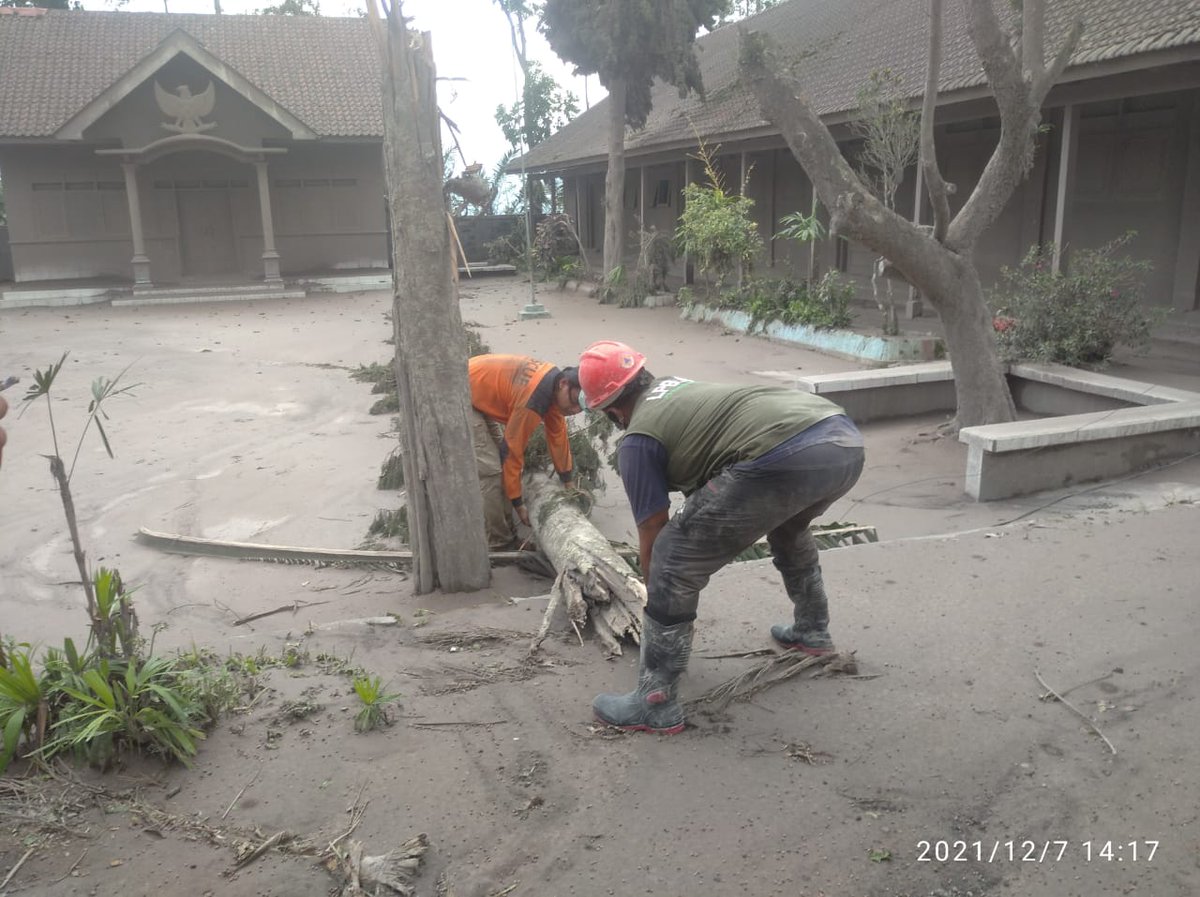 KangSumadi_'s tweet photo. Sahabat sahabat relawan LPBI NU Kab Magelang melakukan kegiatan pembersihan lumpur akibat erupsi gunung Semeru di Lumajang.
#NUPeduli
#Humanity 
@PPLPBINU @pwlpbinujateng @pcnukabmagelang https://t.co/WG3naasbX2