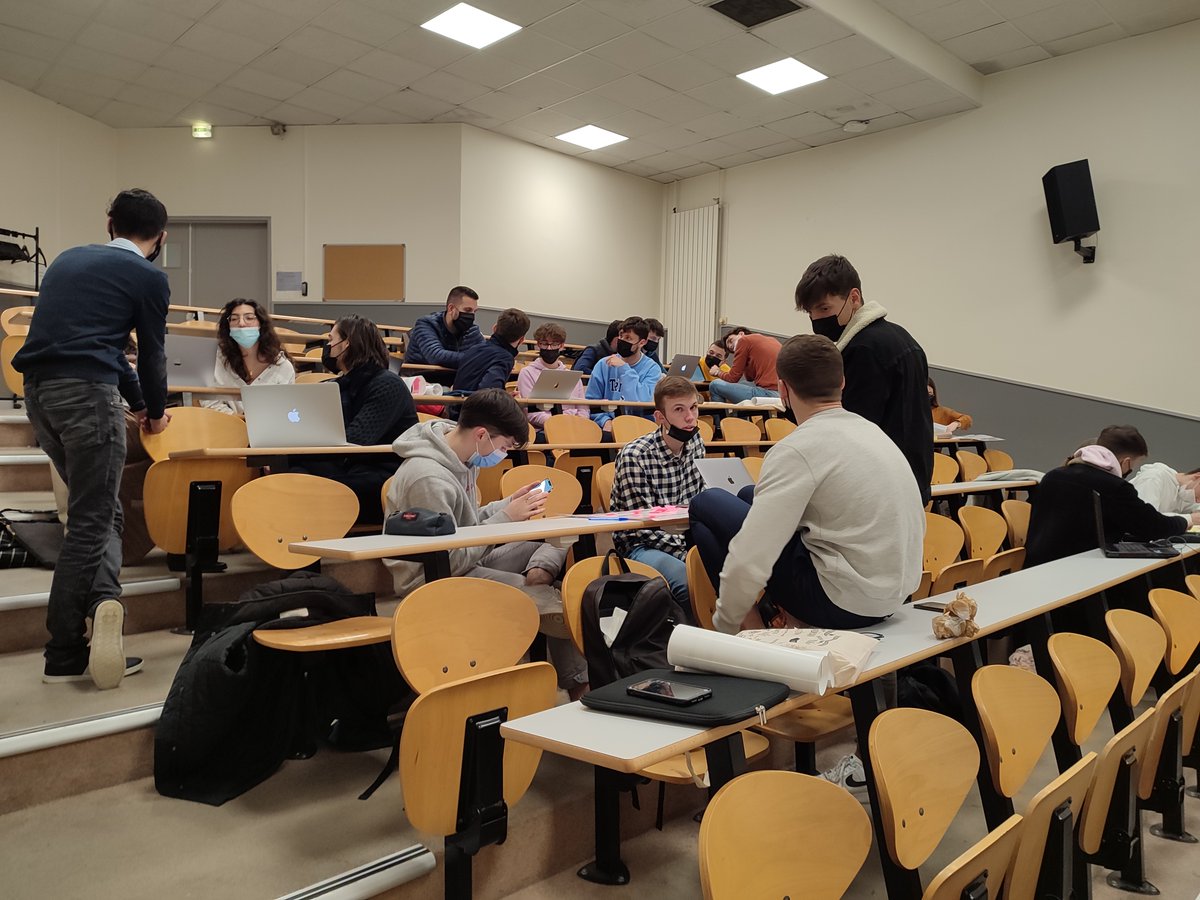 RupturEcoBleue's tweet photo. [Workshop @LesEntrep] Le 2 décembre dernier, 7 membres Ruptur ont eu l'occasion d'animer un workshop sur le sujet du Business Model Canvas Durable et Responsable 🙌 https://t.co/gDJ8KhAtEm