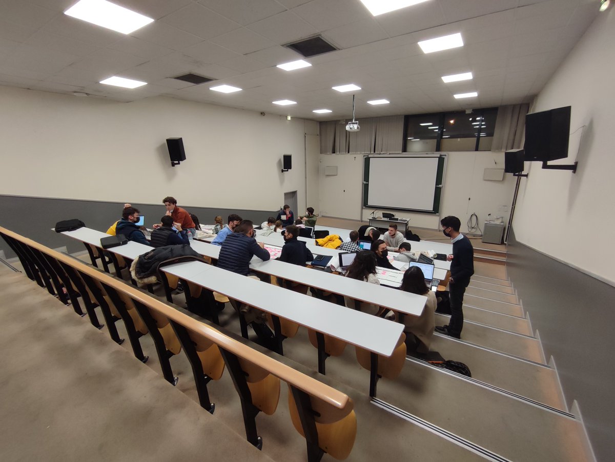 RupturEcoBleue's tweet photo. [Workshop @LesEntrep] Le 2 décembre dernier, 7 membres Ruptur ont eu l'occasion d'animer un workshop sur le sujet du Business Model Canvas Durable et Responsable 🙌 https://t.co/gDJ8KhAtEm