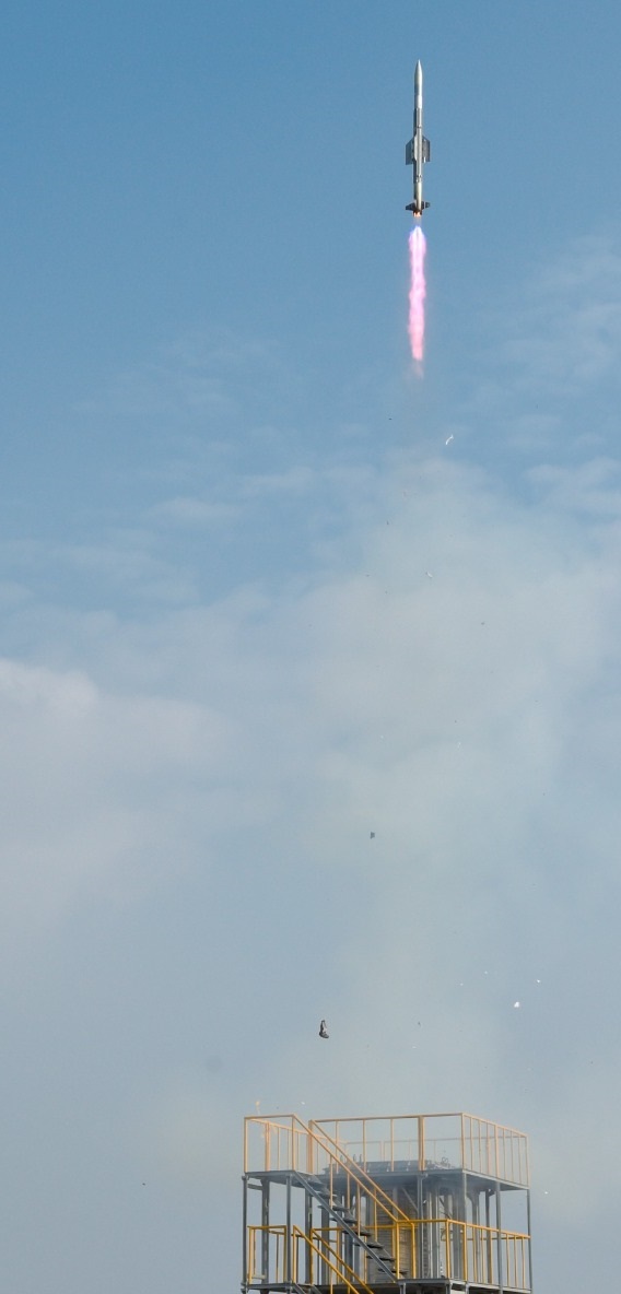 DDNewslive's tweet photo. BREAKING

India successfully test-fires the Vertically Launched Short Range Surface to Air Missile (VL-SRSAM) 

- The air defence system can engage targets at around 15 km https://t.co/jEFxjirCkB