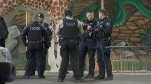 DailyPrimus's tweet photo. Breaking News: Últimos chocantes no parque de diversões de San Juan. Após a prisão de Theodore Haarmann como um possível e único suspeito de ser o Ghostface, o Departamento de Polícia juntamente com o FBI decidiu liberar a execução do evento que comemora o aniversário da Primus.+ https://t.co/3aRDYKquXT
