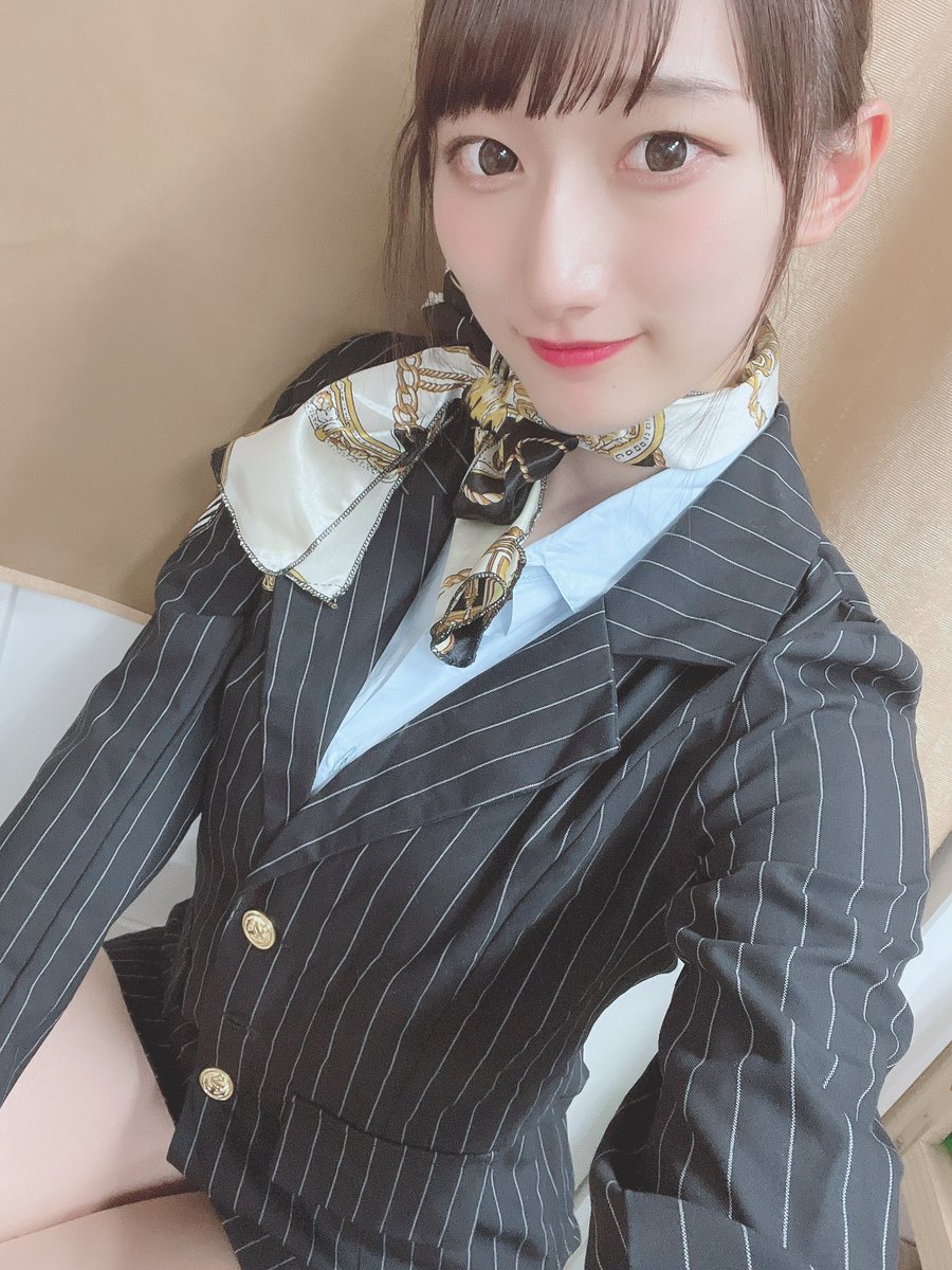 juna_shinno's tweet photo. CAさん✈️

📸チェキ全５種✨
①全身
②しゃがみ
③より
④椅子座り
⑤階段座り

東京ソロバスツアーミッション中❤︎
今日の目標は120票！です！
https://t.co/5pMfrfMfSO https://t.co/TFk03ecuXj
