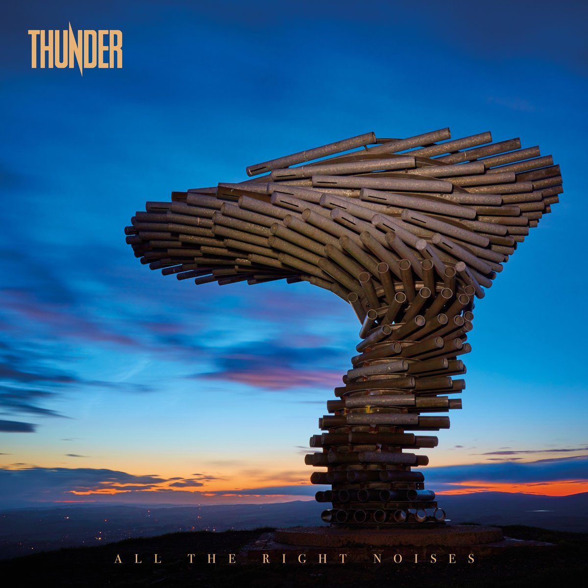 "...we did get very lucky with the sun coming up through the clouds at 4am when the shot was taken" Thunder's Luke Morley and photographer, Jason Joyce share insights into the shooting of 'All the Right Noises' nominated for #BestArtVinyl2021 
More here: tumblr.com/blog/artvinyl