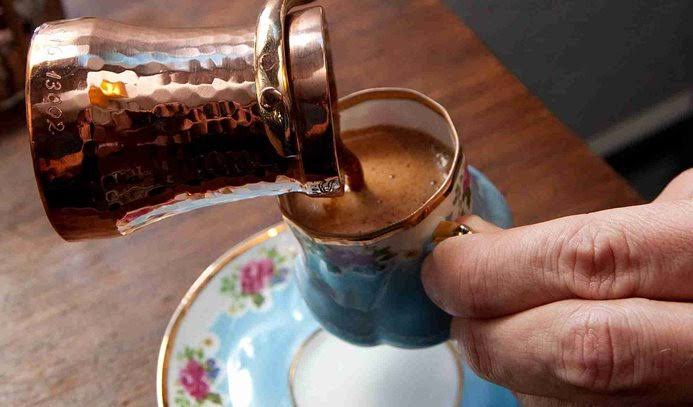 Beyinler durdu dumura uğradı, Çürüdü beyinler...
Film izler gibi izliyorum
Kahve içer misiniz?