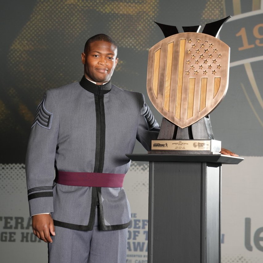 Congrats to Arik Smith on receiving the Defender of the Nation award from the <a href="/CTouchdownClub/">CLT Touchdown Club</a> on Monday night as part of the <a href="/NagurskiTrophy/">Nagurski Trophy</a> presentation in Charlotte 💪💪

#GoArmy | #LastoftheHard