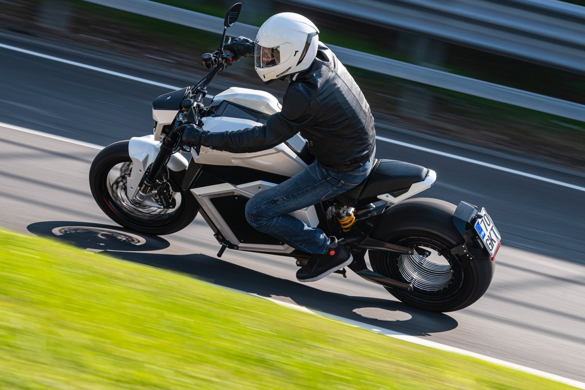 VERGEmotorcycle's tweet photo. The Verge TS, a stable highway cruiser that loves to get down in the corners.
With 4 ride modes and 2 riding positions, you can ride the TS just the way you want to.
Order yours now!
#Verge #vergets #vergemotorcycles #vergemc #ev #electricvehicles #electricmotorcycle https://t.co/F49jeFD0v2