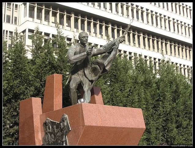 Şu mevzuyu da İzmir’deki İlk Kurşun Anıtı gibi anıtlaştırsak efsane olur.
“İlk telefon anıtı”