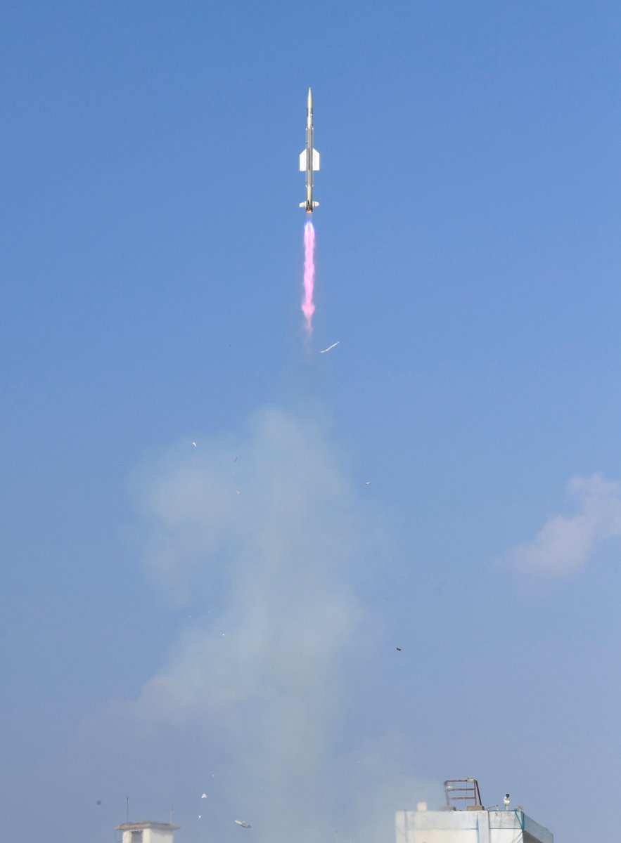 PRODefDehradun's tweet photo. Vertical Launch Short Range Surface to Air Missile was successfully flight tested today by
@DRDO_India
from #IntegratedTestRange, Chandipur, off the coast of Odisha.
Press Release: https://t.co/q019Tmb8QI https://t.co/xllIYgsM1l