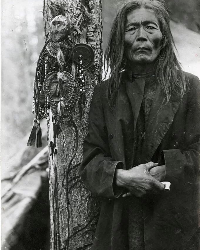 Шаман Федор Полигус с изображением духов-помощников. 
Эвенки. Восточная Сибирь, Енисейская губерния. 1907 г. 

Каждый народ называл шаманов по-своему: якуты называли шаманов «ойун», а шаманок – «удаган»; ненцы–«тадебей»; буряты–«боо»; эвенки–«саман», «шаман»; алтайцы – «кам».