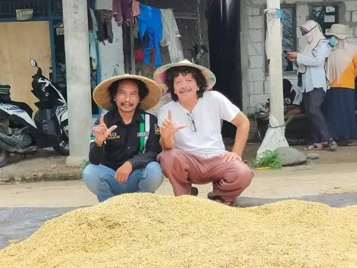 AriwismanL's tweet photo. Artis penyanyi dangdut pantura, Dedi yohana dan chaca handika...sekarang beralih haluan ke bisnis PT. BEST karena tau potensi hasilnya Pupuk organik Eco Farming Ini Sangat Besar 🌾🌾🌾🌴

Salam Petani Cerdas

https://t.co/PWJuYfggdD https://t.co/4R3DBFMOuN