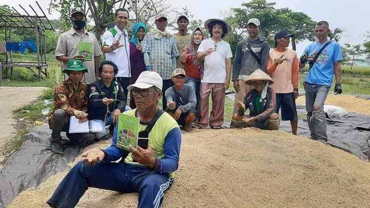 AriwismanL's tweet photo. Artis penyanyi dangdut pantura, Dedi yohana dan chaca handika...sekarang beralih haluan ke bisnis PT. BEST karena tau potensi hasilnya Pupuk organik Eco Farming Ini Sangat Besar 🌾🌾🌾🌴

Salam Petani Cerdas

https://t.co/PWJuYfggdD https://t.co/4R3DBFMOuN