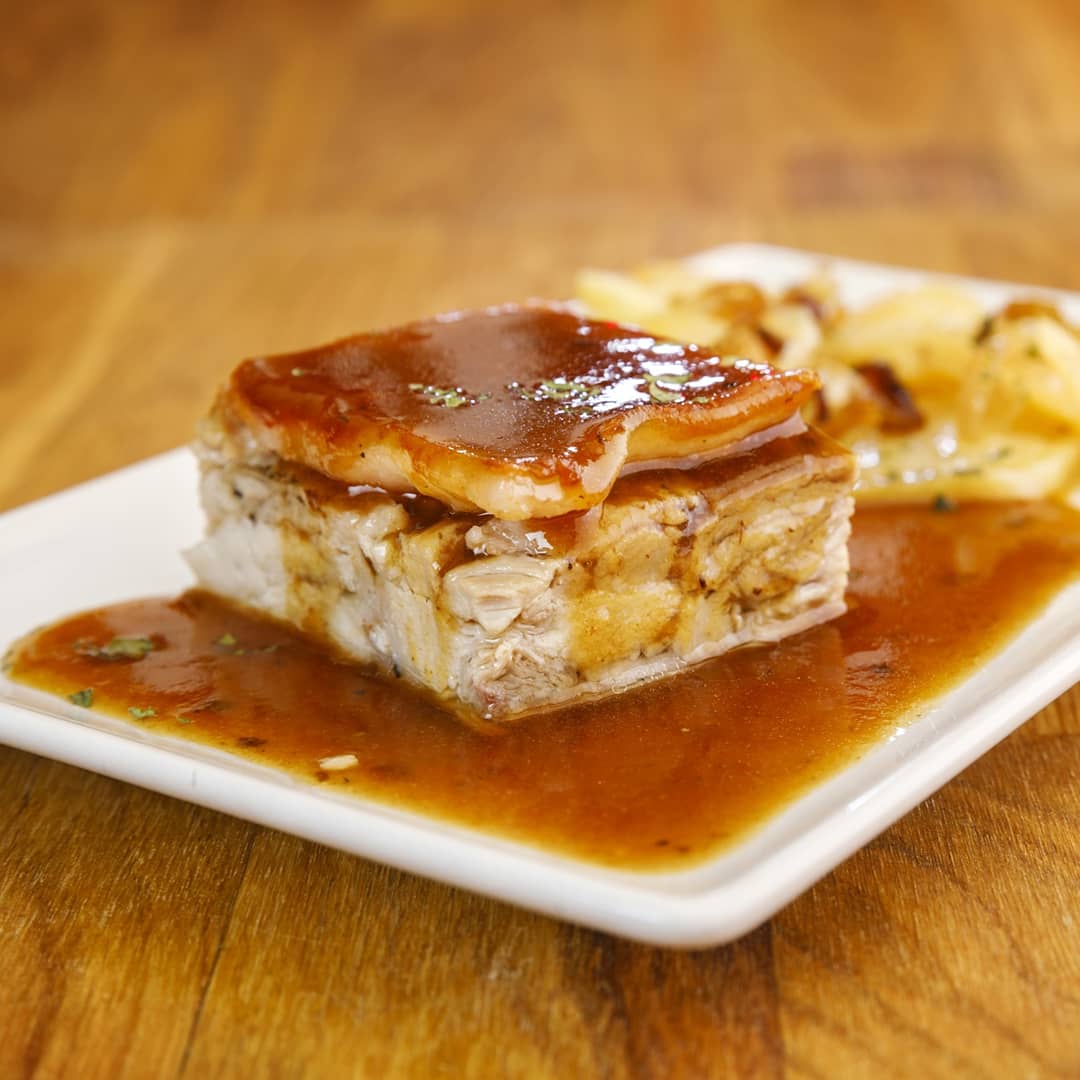 latavina's tweet photo. Y para finalizar el puente de la mejor manera posible os proponemos que probéis uno de nuestros pinchos más destacados: el #Cochinillo deshuesado con panadera
¡No os decepcionará!
#callelaurel #bardepinchos #recomendadoguiarepsol #latavina #quedamosenlatavina #comidacasera https://t.co/gswOYyV1Dz